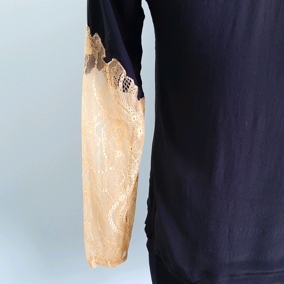 🅱️🅾️G🅾️ 100% Silk black top with lace cutout - Picture 8 of 13